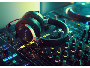 DJ Headphones vs Studio Headphones: Key Differences Explained image